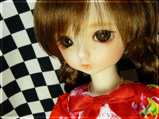 お人形然として