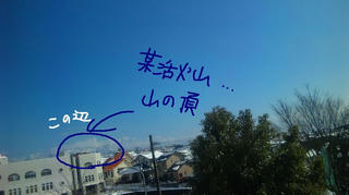 うっすら見えるのが山頂