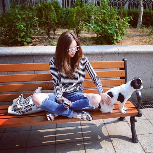 T-ARA ヒョミン おや？そのバッグ・・・:O