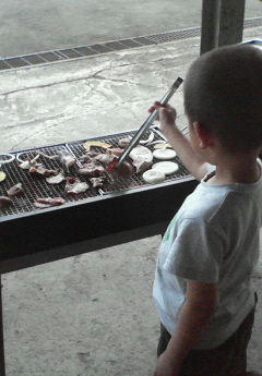 肉を焼く３歳児