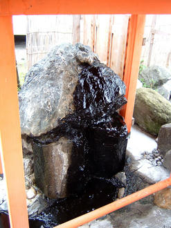 岩からお湯が出る