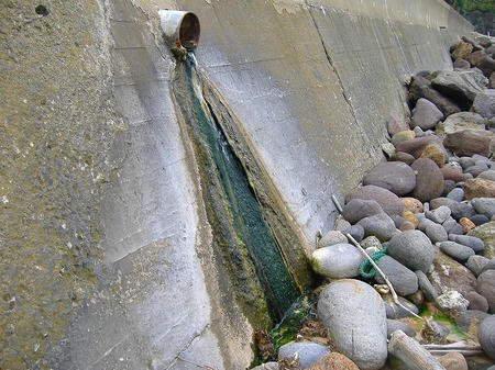 流れるお湯