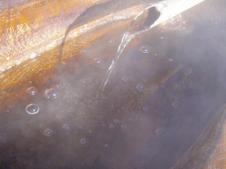 熱い湯が注がれる