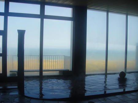浴室から海を臨む