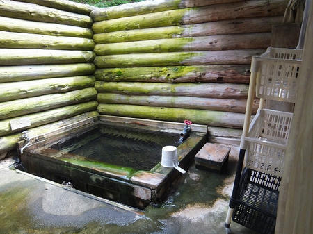 囲まれた湯船