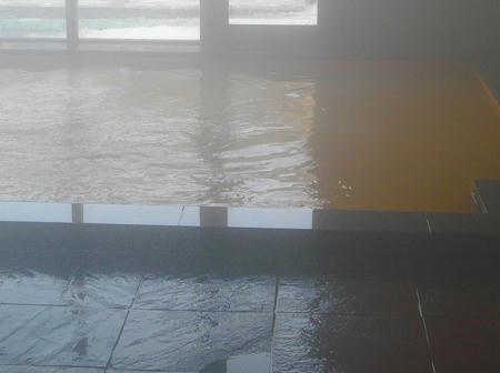 内湯（ぬる湯）
