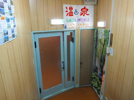 階段を降りる
