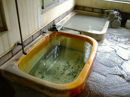 小さな湯船2つ