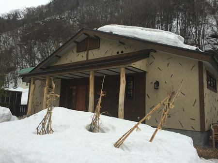 建物前
