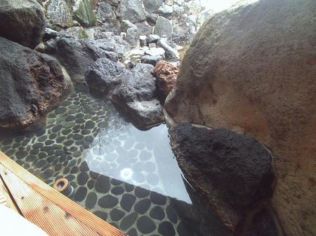 岩陰の足湯