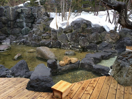 池を眼前に