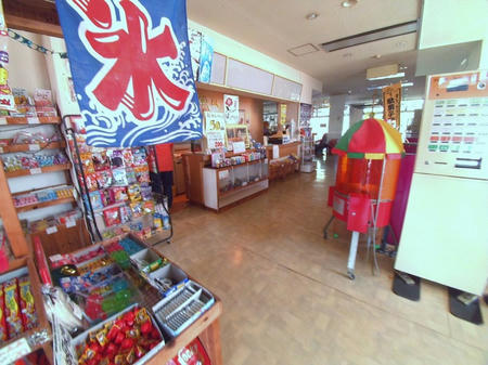 券売機と駄菓子