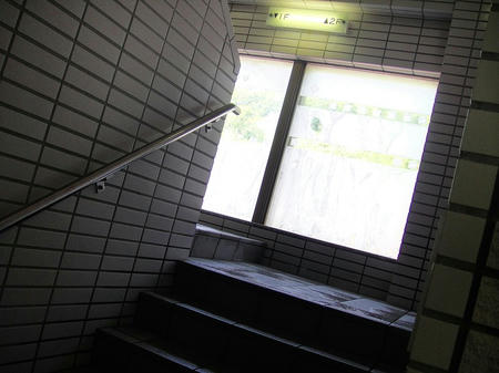 階段を登る
