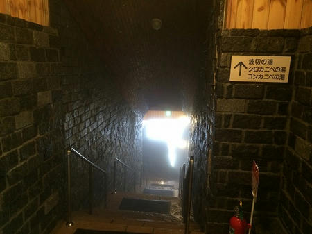 階段を降りる