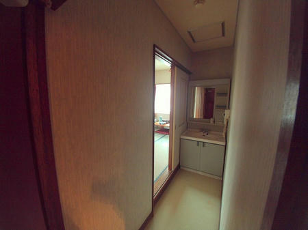 部屋に入る