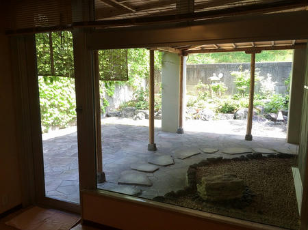 露天へ向かう