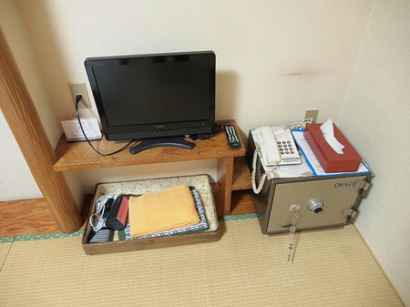 テレビ下にタオル類