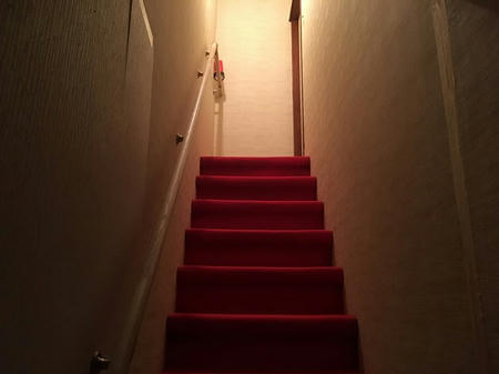 階段を登る