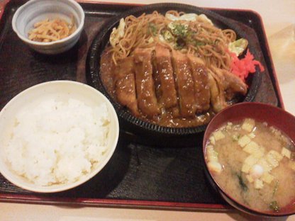 味禄のカツソバ全体