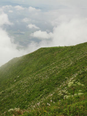 山頂の霧の切れ間から