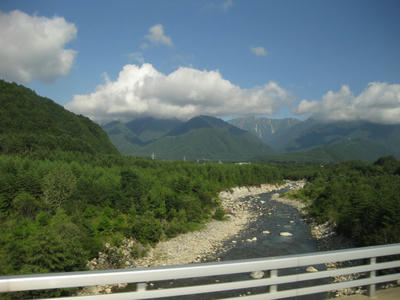 川を渡ってどんどん山奥へ