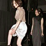 ママが大胆露出！松雪泰子“ナマ”足チラリ