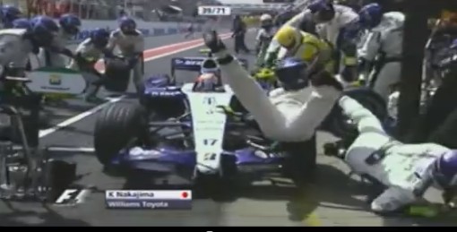 2007年ブラジルGP、中嶋 一貴のピットストップで轢かれるマーシャル