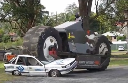 100歩譲って見た目はバイク。でもやってること戦車