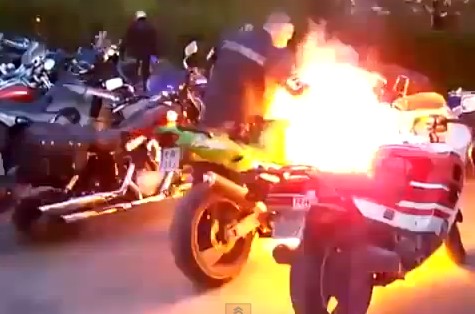 エンジン吹かして遊んでたら、バイクが燃えた