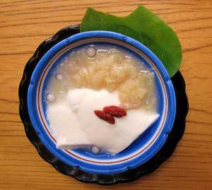 杏仁豆腐　桃ゼリー掛け