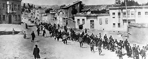 1915年4月トルコの兵士によって連行されるアルメニア人