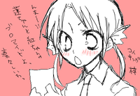 娘の写真を見て興奮する母親。笑