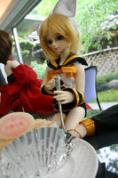 後ろにいるのは&hellip;？