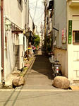 路地裏と石