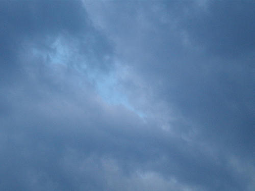 雲の切れ目の向こうには青い宇宙