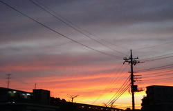 どんより雲の中に希望の夕日。