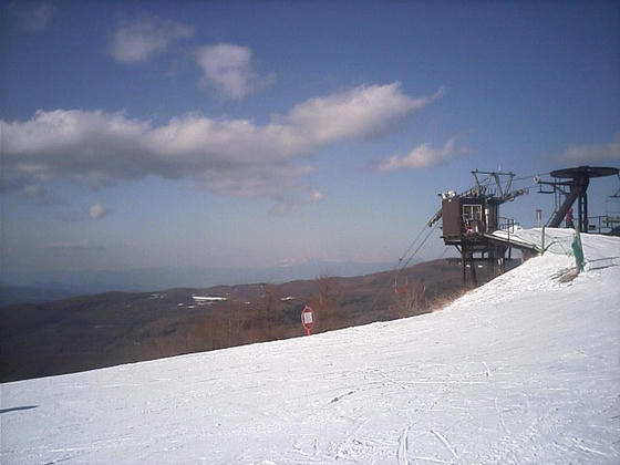 15：59　菅平方向。浅間はリフト降り場の裏にある