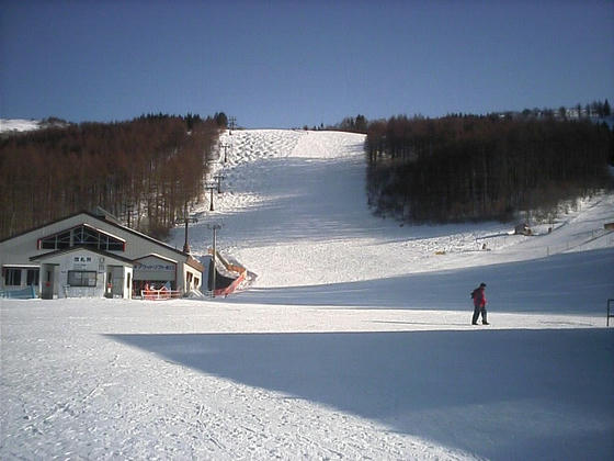 16：30　第4ペアA線のラスリフに乗って、パトさんにせかされるように下山。蛍の光が流れる誰も居なくなるゲレンデ