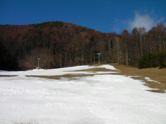 8：32　上部は融雪が進みペアリフトも運休