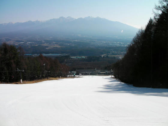 8:32 短いリフトは全面滑走可能。八ヶ岳が正面に見え気持ち良い。