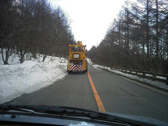 ビーナスラインの八島～和田峠間の除雪をしてきた除雪車に遭遇。