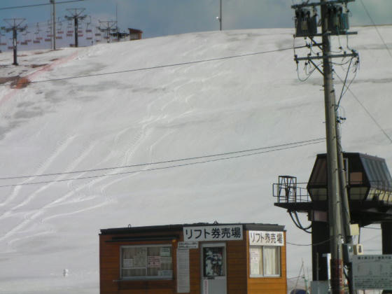 霧ヶ峰ゲレンデには滑走跡が…