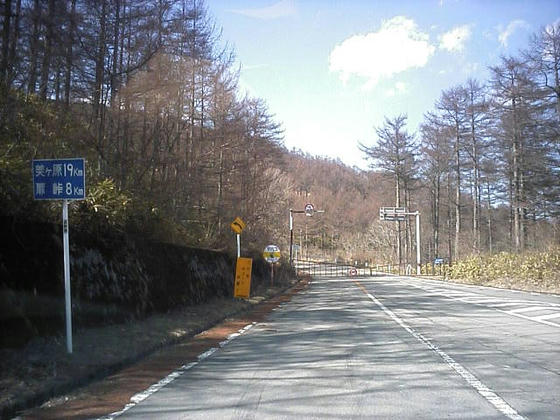 美ヶ原側の閉鎖ゲート。ここが通れれば道路から横移動でゲレンデに入れたのだが…