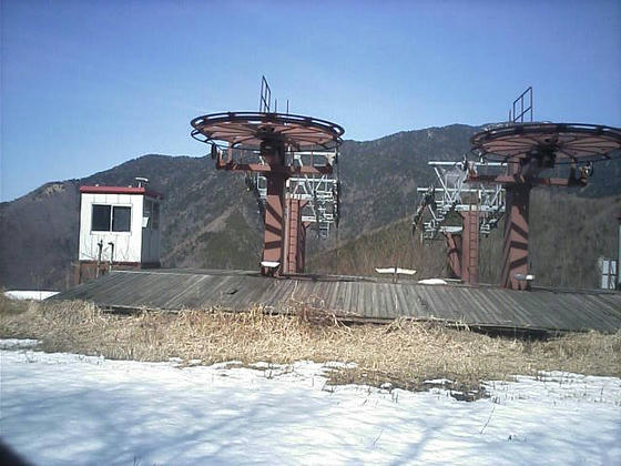 更にハイクしてAB線山頂駅に到着。