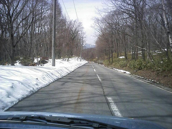 まだ路肩にはこれだけの残雪が…