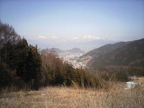 10：08　10時ちょっと前にハイク開始、ここで湯田中の街並みと妙高などの山並みが見えてきました