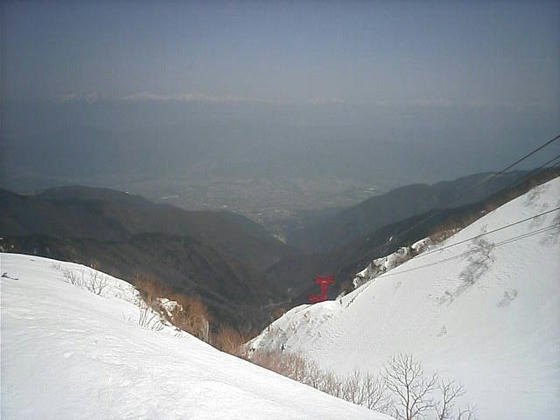 ホテル裏側は南アルプスのパノラマ。見通しがよければ富士山の頭も見えるようです。