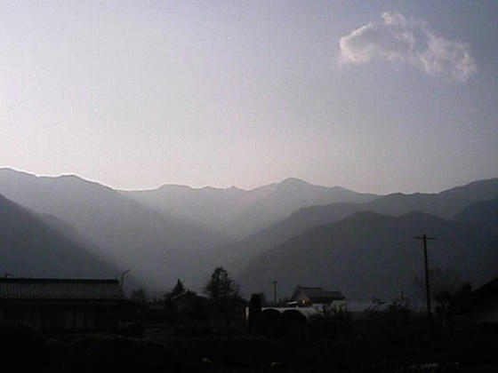16：56駒ヶ根市内某所より木曽駒方向。中央の小山？が宝剣岳、その右の低い所が八丁坂と思われる。
