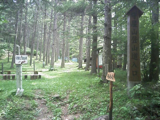登山道スタート地点のキャンプ場。杖突峠登山口からここまで30分ほどかかる模様。