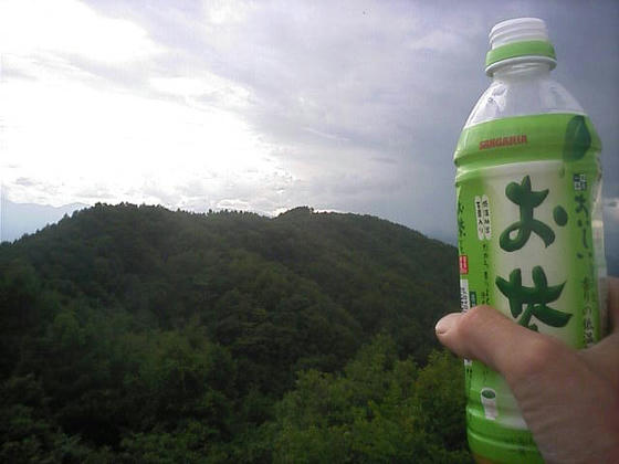 守屋山西峰(背後に御嶽山)に乾杯！